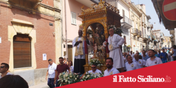 S.M.di Licodia. San Giuseppe abbraccia i licodiesi