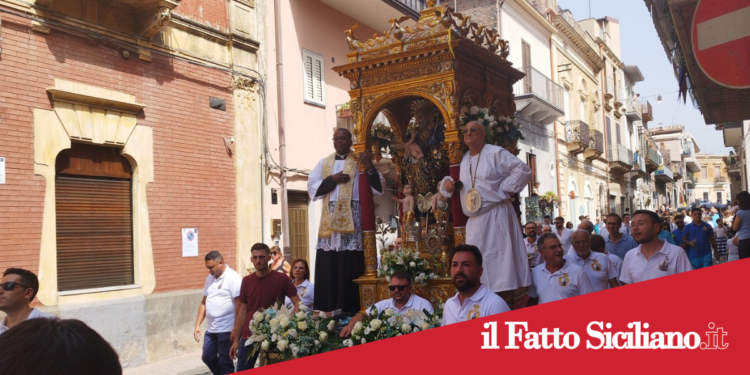 S.M.di Licodia. San Giuseppe abbraccia i licodiesi