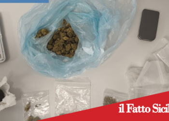 Catania. Occulta un sacchetto con della droga dentro il muro di una strada