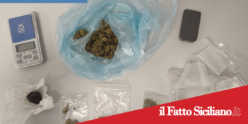Catania. Occulta un sacchetto con della droga dentro il muro di una strada