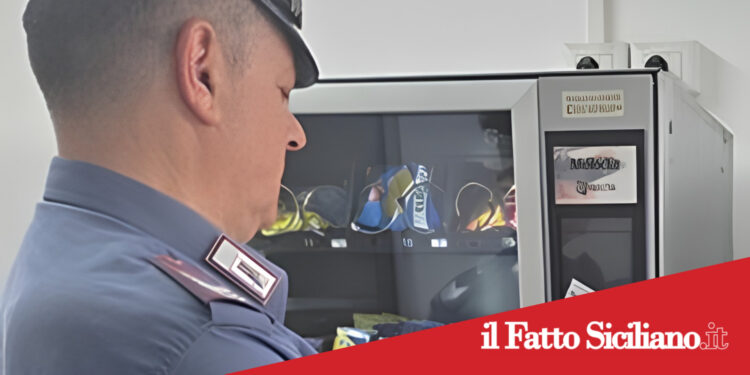 Catania. Sfonda una porta e ruba al distributore automatico