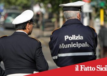 Catania. Parcheggiatore abusivo aggredisce vigile urbano con una pietra