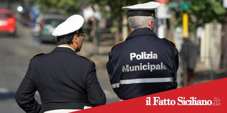 Catania. Parcheggiatore abusivo aggredisce vigile urbano con una pietra