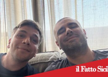 Alessandro Di Battista lascia il Policlinico Gemelli: “Sto molto meglio e finalmente sono a casa!”