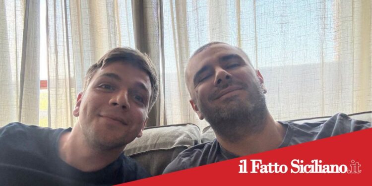 Alessandro Di Battista lascia il Policlinico Gemelli: “Sto molto meglio e finalmente sono a casa!”