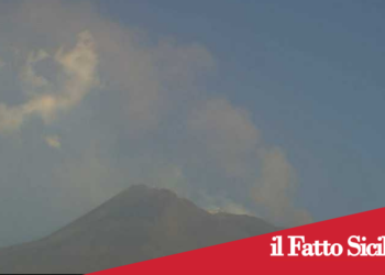 Etna.Debole emissione di cenere dai crateri sommitali: allerta voli portata ad arancione