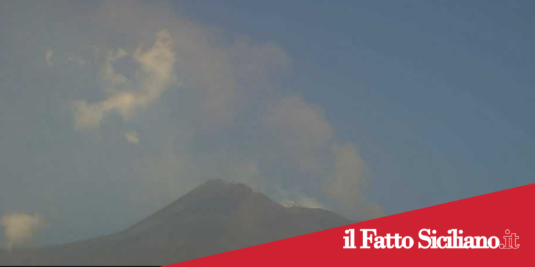Etna.Debole emissione di cenere dai crateri sommitali: allerta voli portata ad arancione
