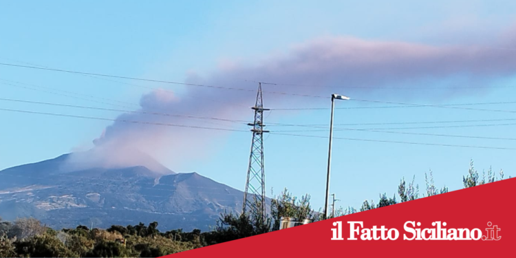Etna. VONA rosso: emissione di cenere in corso