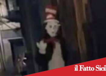 Adrano. Misteriosa figura in maschera avvistata per le strade: sui social diventa un caso
