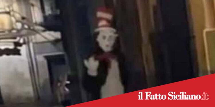 Adrano. Misteriosa figura in maschera avvistata per le strade: sui social diventa un caso