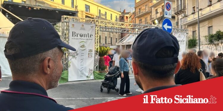 Bronte. Infastidisce una coppia alla Sagra del Pistacchio, bloccato dagli agenti